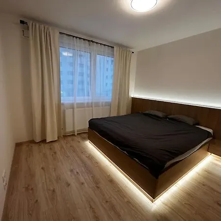 New 2 Bedroom By The Airport - Free Parking 아파트