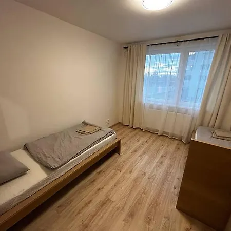 New 2 Bedroom By The Airport - Free Parking