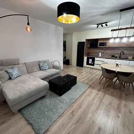 New 2 Bedroom By The Airport - Free Parking 아파트