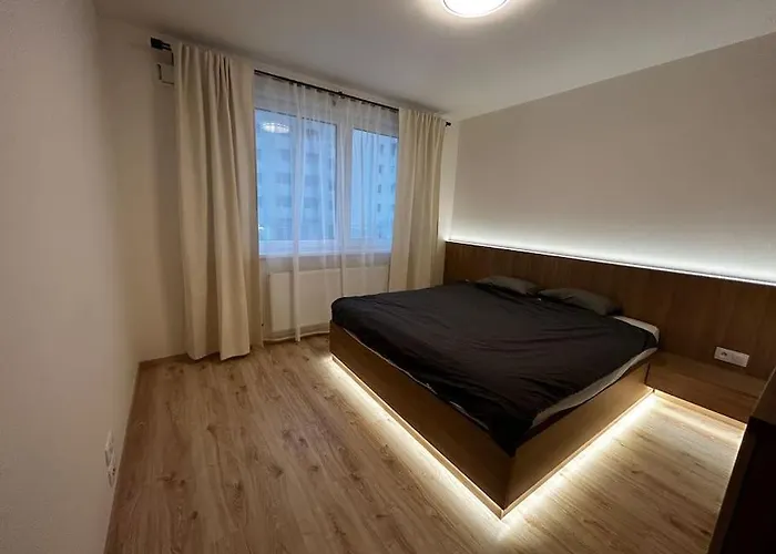 New 2 Bedroom By The Airport - Free Parking Appartement