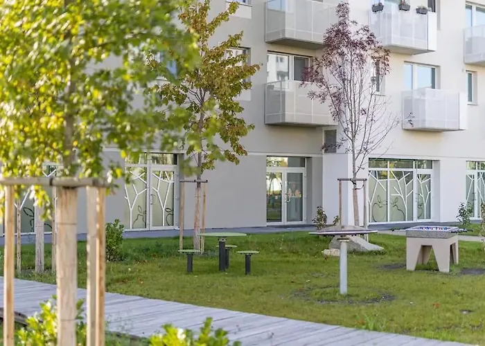 New 2 Bedroom By The Airport - Free Parking