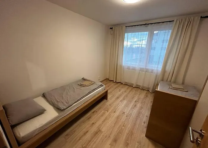 New 2 Bedroom By The Airport - Free Parking