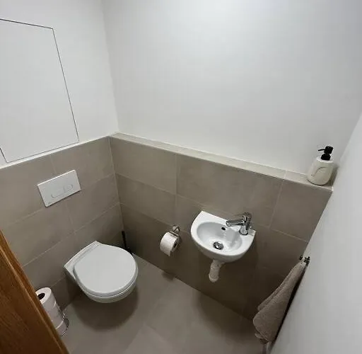 New 2 Bedroom By The Airport - Free Parking