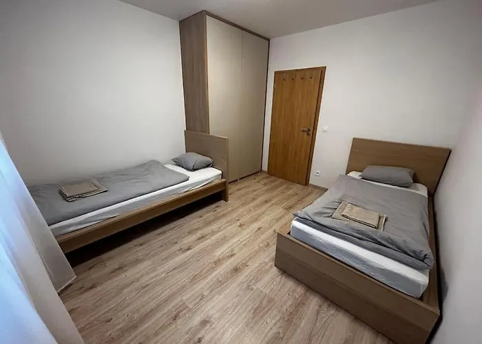 New 2 Bedroom By The Airport - Free Parking