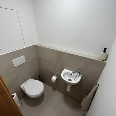 New 2 Bedroom By The Airport - Free Parking