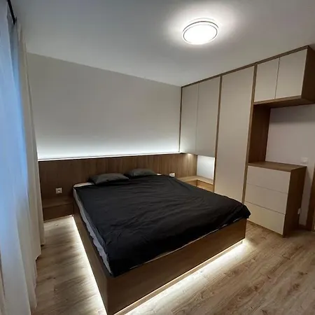 New 2 Bedroom By The Airport - Free Parking Pressburg