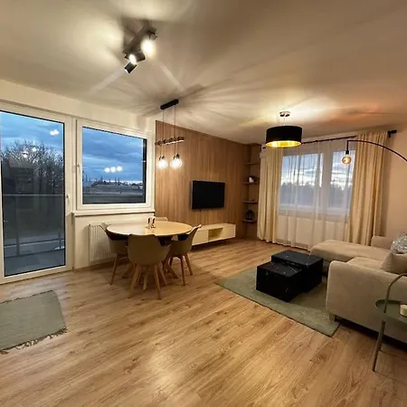 Apartment New 2 Bedroom By The Airport - Free Parking Pressburg