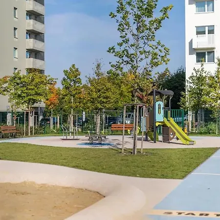 New 2 Bedroom By The Airport - Free Parking * Pressburg